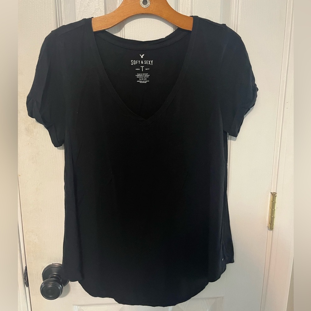 Women’s vneck tee